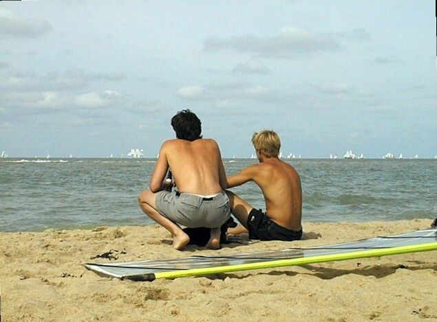 boyslookingatSailParadeKnokkeHeist